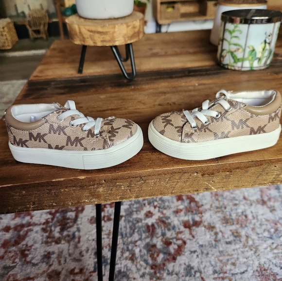 MICHAEL KORS  TODDLERS  SHOES SZ 5 - Picture 2 of 6